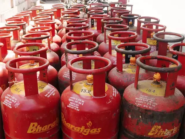 ಗ್ರಾಹಕರಿಗೆ ಕೊಂಚ ರಿಲೀಫ್: ವಾಣಿಜ್ಯ ಬಳಕೆಯ LPG ಸಿಲಿಂಡರ್ ಬೆಲೆ ಇಳಿಕೆ